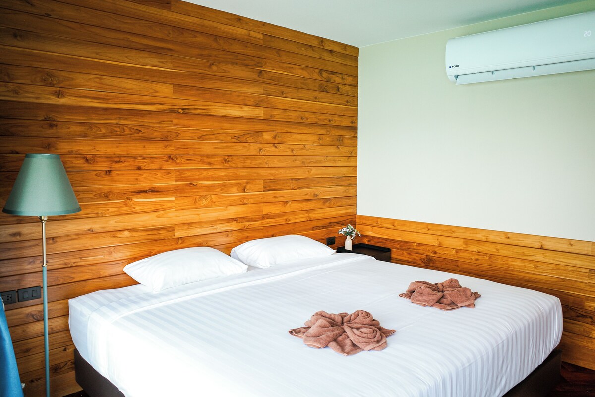 Deluxe Double Room | Minibar, in-room safe, WiFi (free), bed sheets