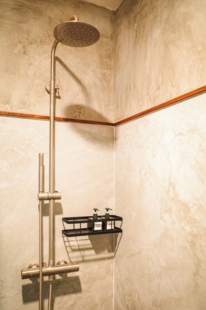 Kamar Double Deluks | Kamar mandi | Shower, perlengkapan mandi gratis, pengering rambut, dan sandal