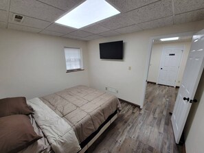 WiFi, bed sheets - Liberty Landing – Walk Everywhere in Santa Claus! (Santa Claus)