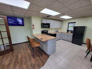 Private kitchen - Liberty Landing – Walk Everywhere in Santa Claus! (Santa Claus)