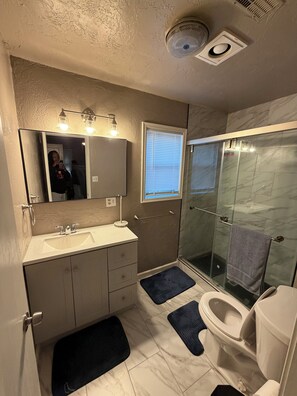 Bathroom - Brilliant 3-bedroom house with AC in Oklahoma City (Oklahoma City)