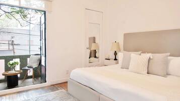 5 bedrooms, iron/ironing board, WiFi, bed sheets