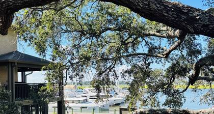 Waterfront Marina Condo & Breathtaking Sunset Views & Walk to Dining