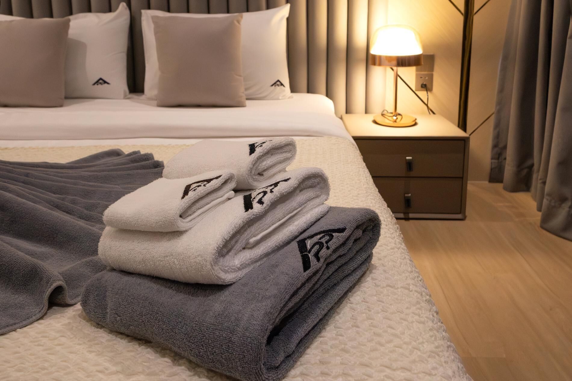 WiFi, bed sheets