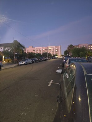A parking lot with multiple cars, a building with balconies, and a clear sky. - Tranquil studio with AC in charming Hawthorne perfect for getaway (Hawthorne)