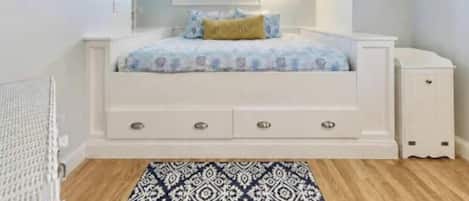 5 bedrooms, iron/ironing board, WiFi, bed sheets