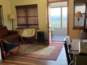Living area - Crossview Cottage - Has a direct view of the Bald Knob Cross Monument (Alto Pass)