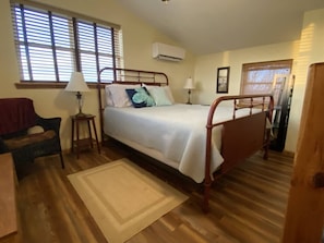 Room - Crossview Cottage - Has a direct view of the Bald Knob Cross Monument (Alto Pass)