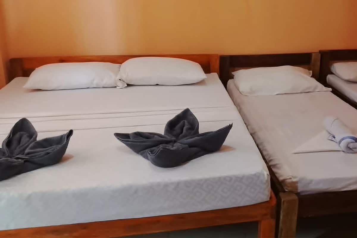 Habitación cuádruple familiar, balcón, vista al jardín | Ropa de cama 