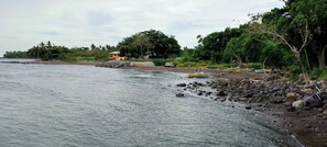 En la playa y playa de arena negra 