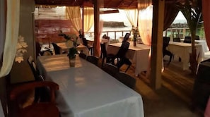 Habitación doble Deluxe, balcón, vista a la playa | Restaurantes