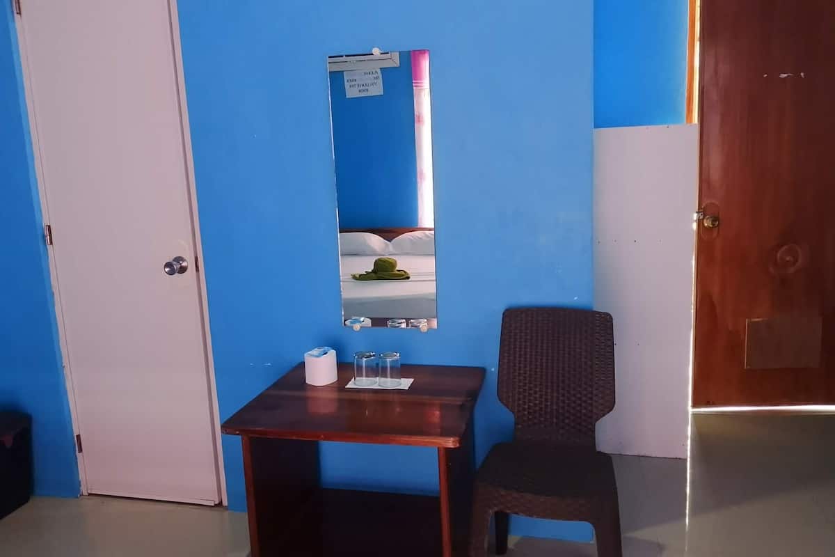Habitación básica doble, balcón, vista a la playa | Ropa de cama 