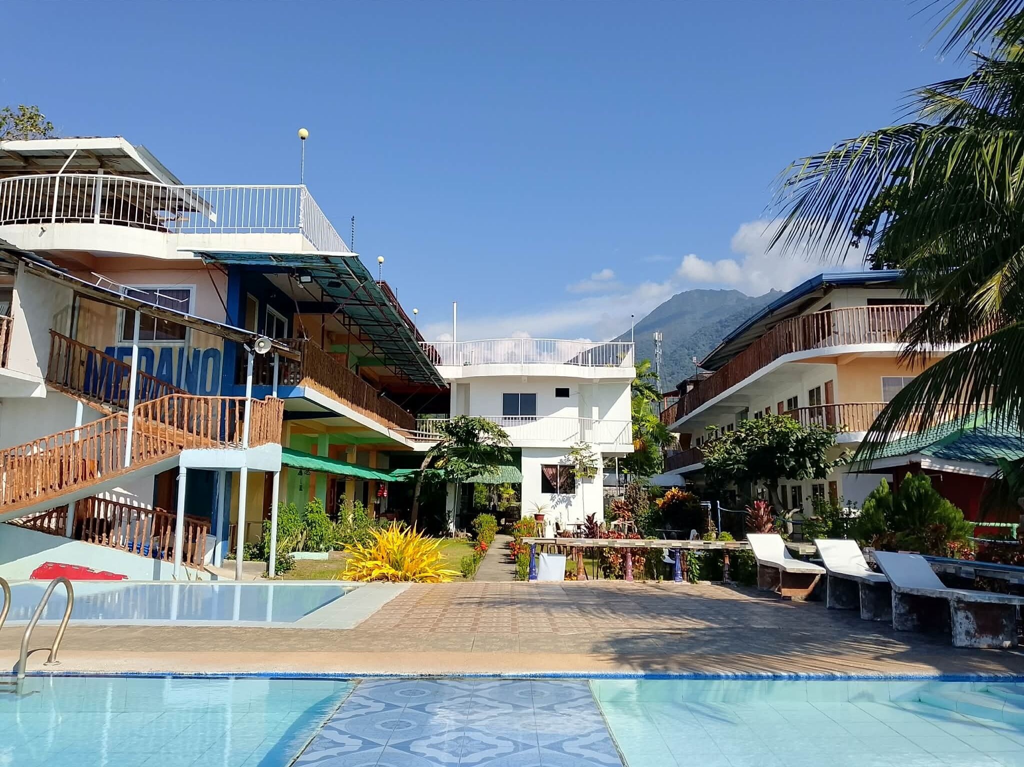 15 kolam renang tertutup 