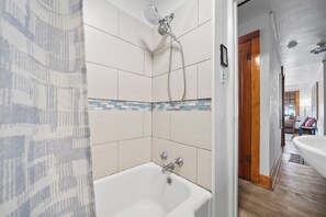Een haardroger, handdoeken, zeep, toiletpapier
