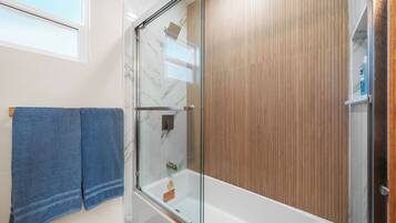 Een douche, milieuvriendelijke toiletartikelen, een haardroger