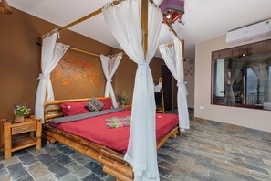 Room - Breathtaking Mountain View & Balcony | King Bed (Sa Pa)