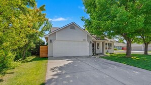 Exterior - Peaceful 3BR,2BA/ Backyard Oasis! (Nampa)