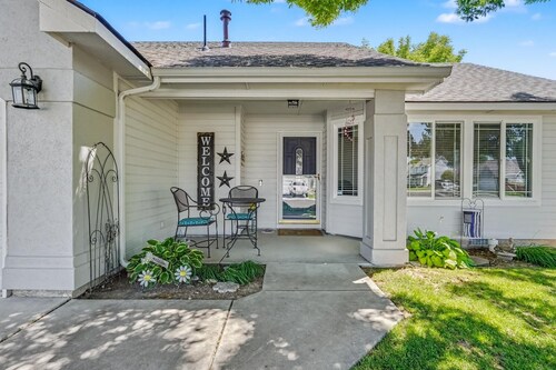 Peaceful 3BR,2BA/ Backyard Oasis!