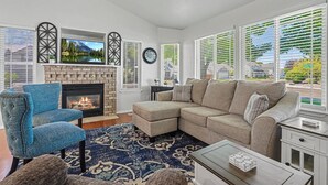 Smart TV, fireplace - Peaceful 3BR,2BA/ Backyard Oasis! (Nampa)