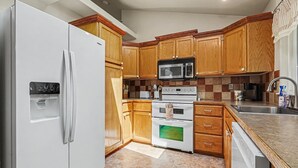 Coffee/tea maker, fridge, microwave, oven - Peaceful 3BR,2BA/ Backyard Oasis! (Nampa)