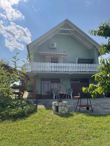 Holiday home with large garden, garden pavilion and barbecue