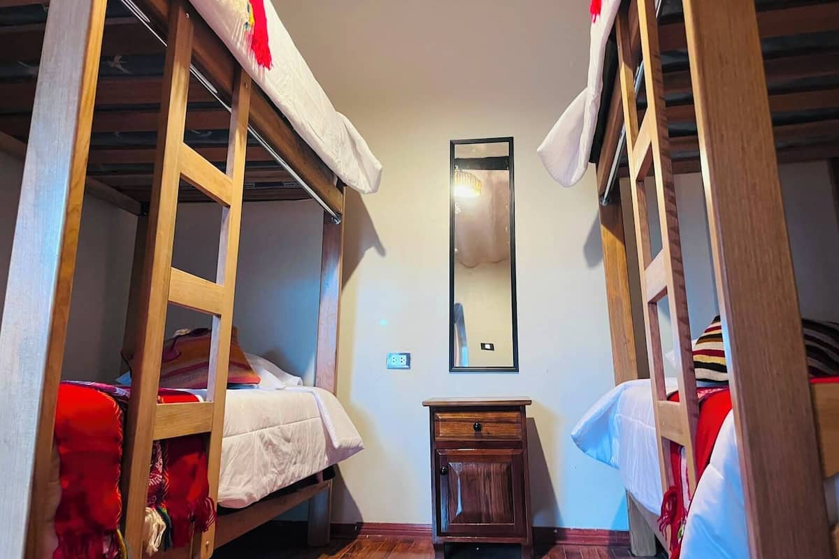 Dormitorio compartido clásico | Wifi gratis y ropa de cama