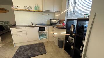 Coffee/tea maker, fridge, microwave, oven