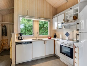 Kühlschrank, Mikrowelle, Geschirrspüler, Kochgeschirr/Geschirr/Besteck