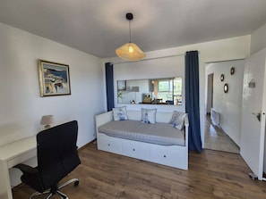 Living area - Bright 2-Bedroom Apartment with Sea Views, Wi-Fi and Parking (ST MANDRIER SUR MER)
