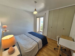 2 bedrooms, free WiFi - Bright 2-Bedroom Apartment with Sea Views, Wi-Fi and Parking (ST MANDRIER SUR MER)