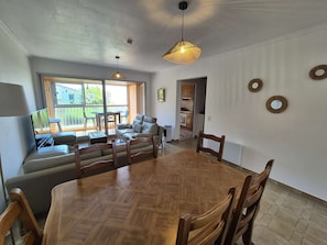 Living area - Bright 2-Bedroom Apartment with Sea Views, Wi-Fi and Parking (ST MANDRIER SUR MER)