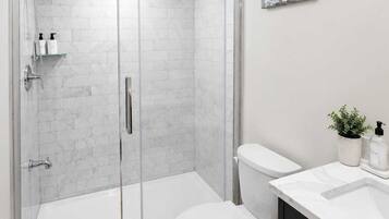 Douche, séchoir à cheveux, serviettes fournies, savon