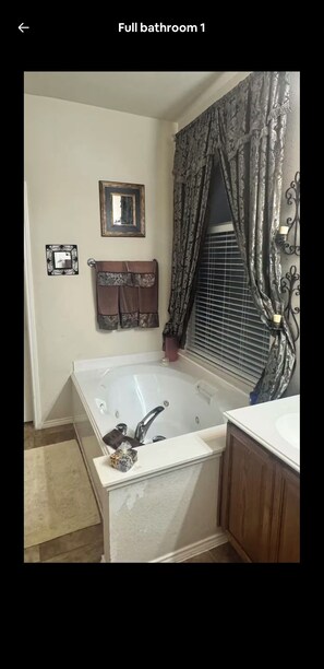 Bathroom - Cozy 3-bedroom house in perfect Grand Prairie with AC (Grand Prairie)