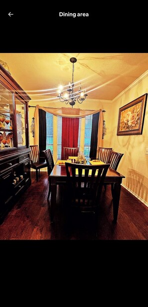 Dining - Cozy 3-bedroom house in perfect Grand Prairie with AC (Grand Prairie)