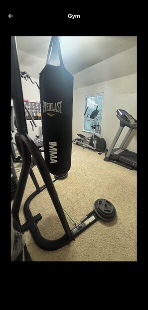 Fitness facility - Cozy 3-bedroom house in perfect Grand Prairie with AC (Grand Prairie)