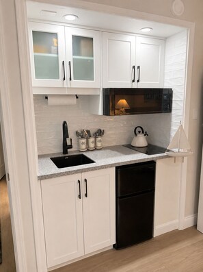 Private kitchen - Beach Within Reach @ Nanoose - Studio Suite (Nanoose Bay)