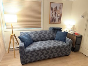 Living area - Beach Within Reach @ Nanoose - Studio Suite (Nanoose Bay)