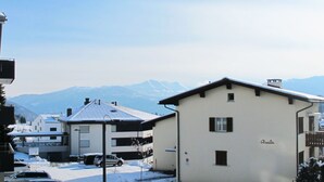 Un edificio con tejado nevado y un cartel que indica una zona de defensa.