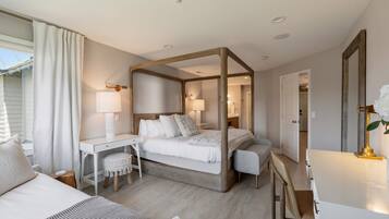 Une chambre à coucher avec un lit à baldaquin, un bureau, une chaise et une table de chevet.