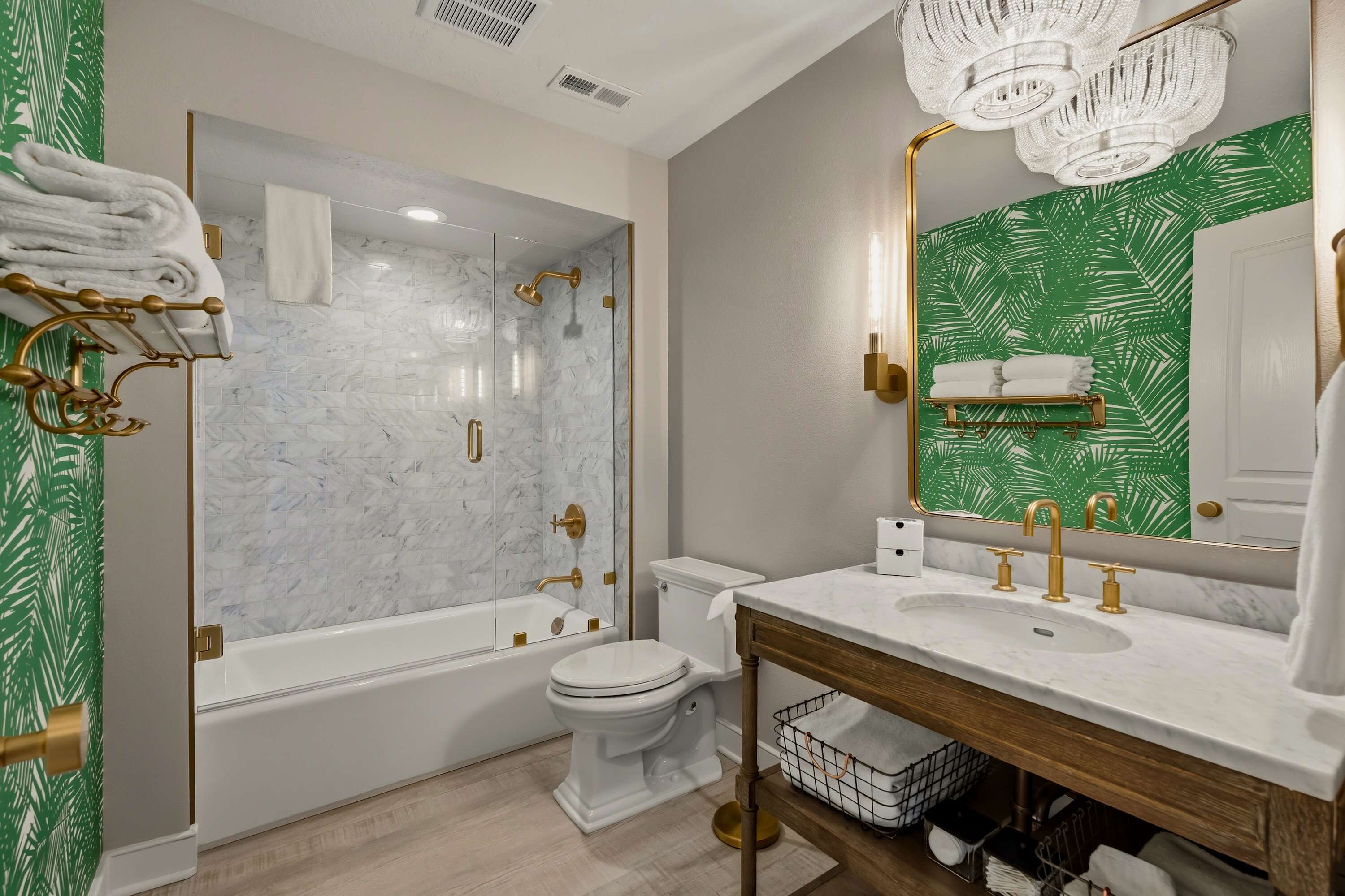 Un baño moderno con bañera, inodoro y tocador.