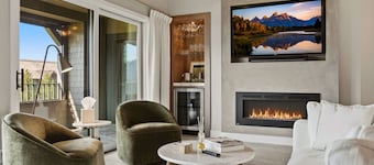 Unwind at Lake Point Penthouse near Gozzer