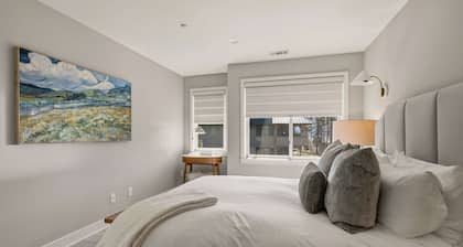 Unwind at Lake Point Penthouse near Gozzer