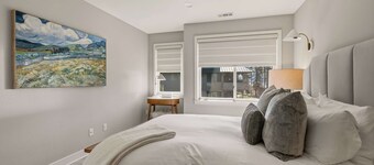 Unwind at Lake Point Penthouse near Gozzer