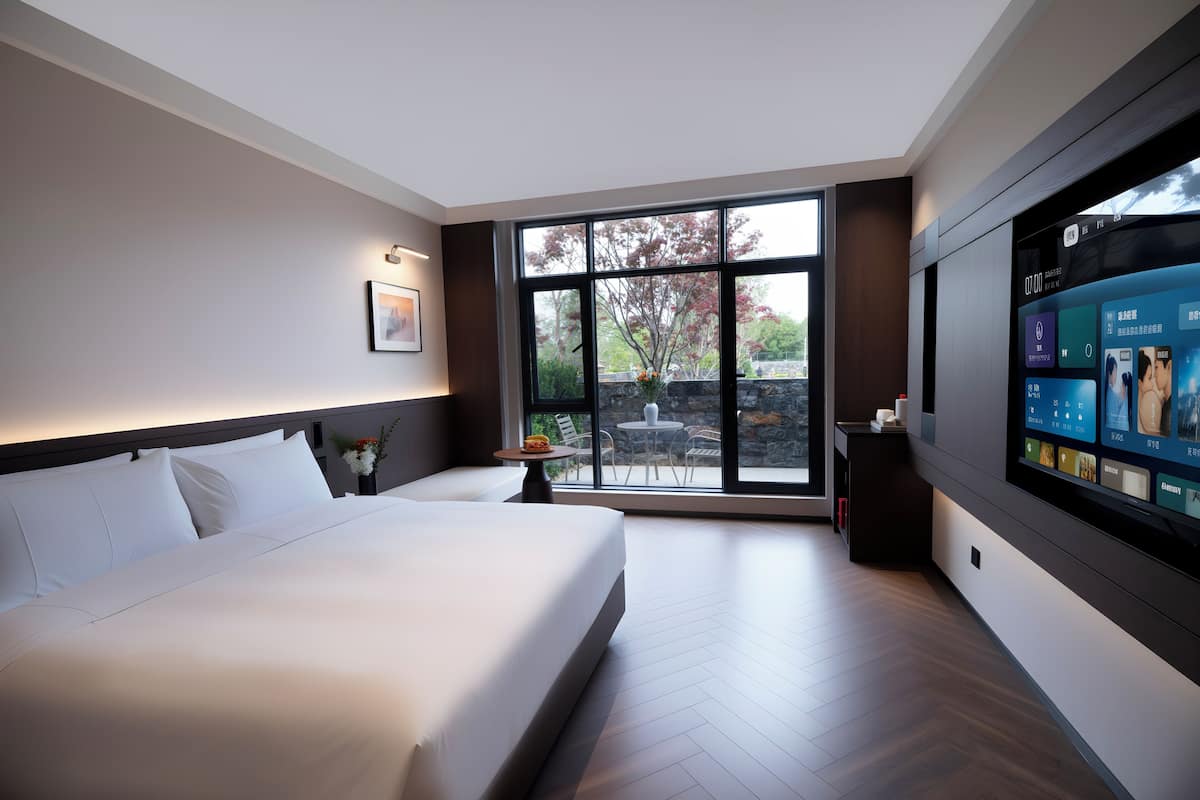 Cubrecamas, minibar con artículos gratuitos, wifi gratis y ropa de cama 
