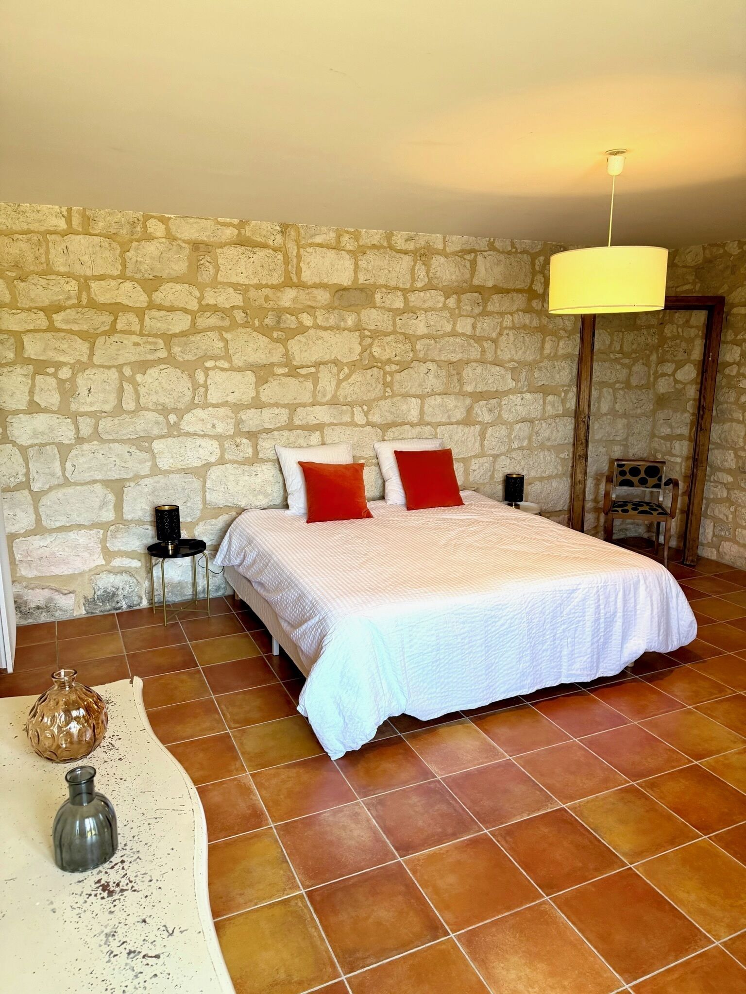 1 dormitorio, tabla de planchar con plancha, ropa de cama