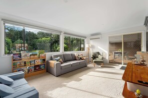 TV - Dudley Family Home - Yard, Pets & Beach Walks (Dudley)