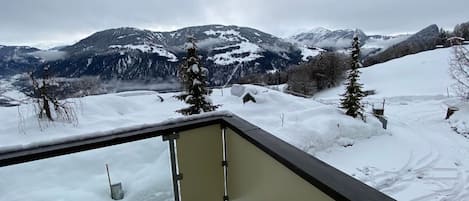 Un paysage de montagne enneigé avec un balcon donnant sur le panorama.