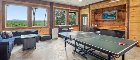 Smart TV, chimenea, mesa de ping pong