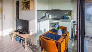 Eine moderne Küche mit weißen Schränken, einem Backofen und einer Kaffeemaschine.