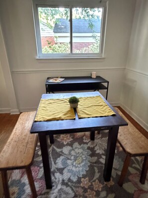 Dining - 3-BR House in Norfolk perfect for relaxing- close to beaches, shopping & bases! (Norfolk)
